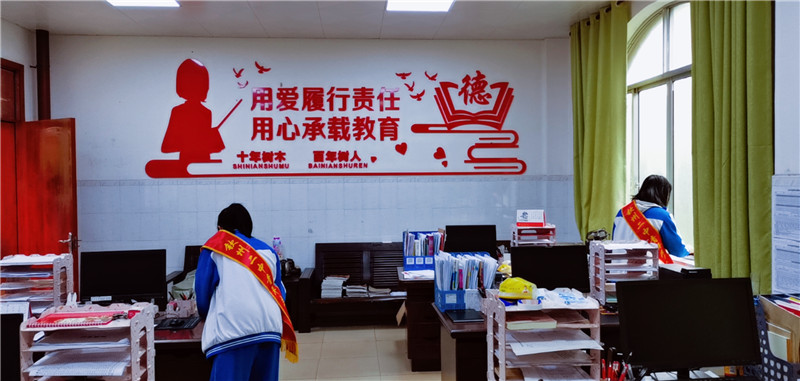 钦州市第二中学开展 “传承雷锋精神,倡导时代新风”学雷锋志愿服务系列活动纪实