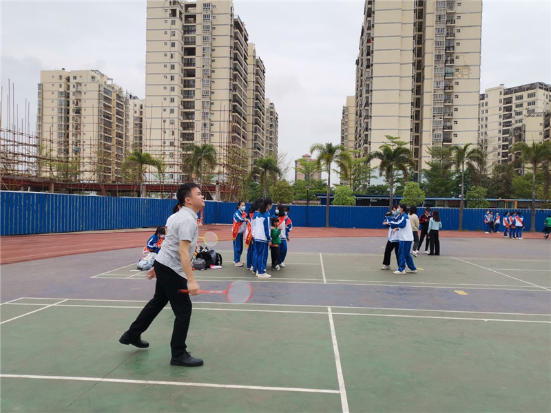 钦州市第二中学开展 “传承雷锋精神,倡导时代新风”学雷锋志愿服务系列活动纪实