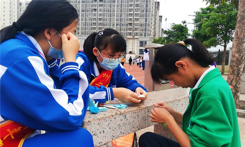 钦州市第二中学开展 “传承雷锋精神,倡导时代新风”学雷锋志愿服务系列活动纪实