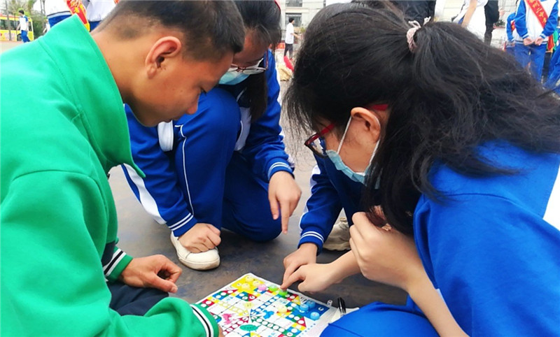 钦州市第二中学开展 “传承雷锋精神,倡导时代新风”学雷锋志愿服务系列活动纪实