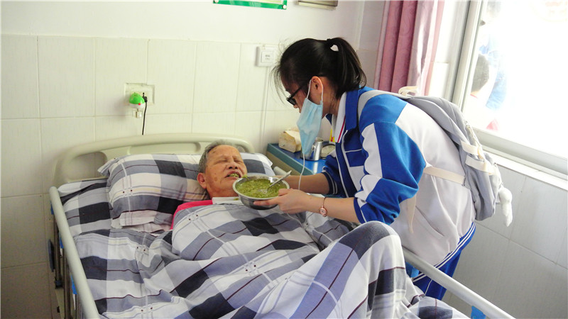 承雷锋精神,扬青年爱心,共敬老爱老,学爱与感恩 ——钦州市第二中学2019级“筑梦班”开展“敬老爱老”服务敬老院活动