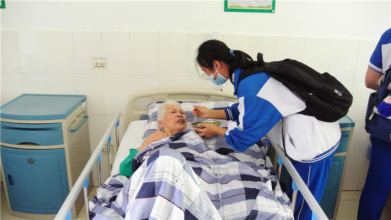 承雷锋精神,扬青年爱心,共敬老爱老,学爱与感恩 ——钦州市第二中学2019级“筑梦班”开展“敬老爱老”服务敬老院活动