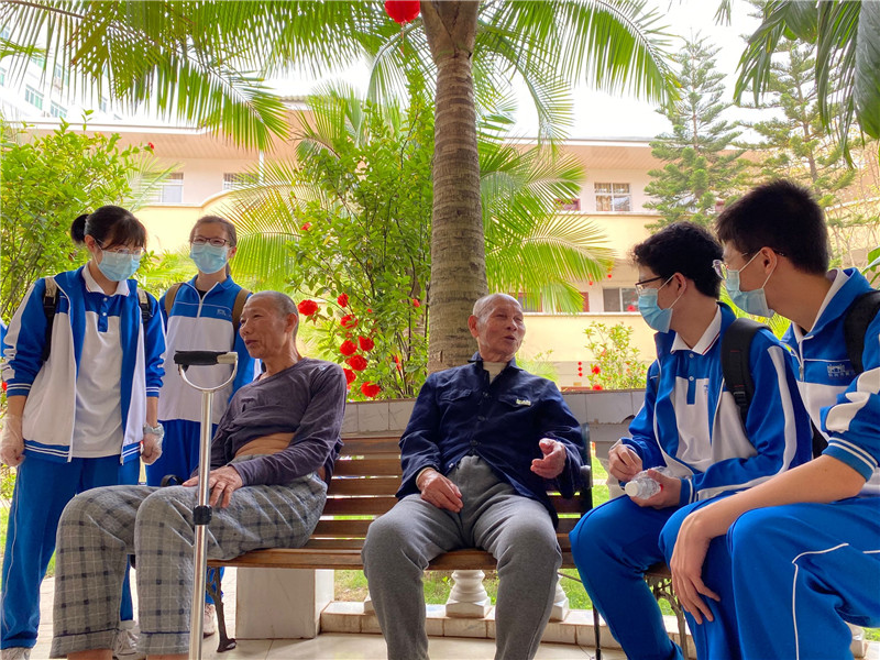 承雷锋精神,扬青年爱心,共敬老爱老,学爱与感恩 ——钦州市第二中学2019级“筑梦班”开展“敬老爱老”服务敬老院活动
