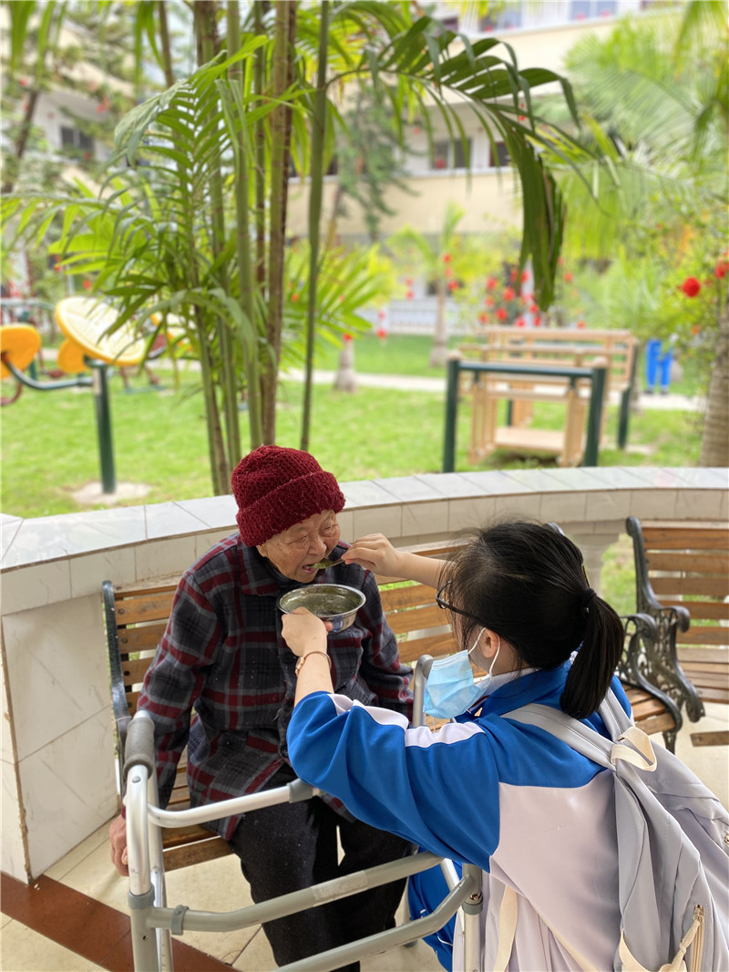 承雷锋精神,扬青年爱心,共敬老爱老,学爱与感恩 ——钦州市第二中学2019级“筑梦班”开展“敬老爱老”服务敬老院活动