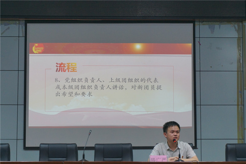 学党史 强信念 跟党走 ——共青团钦州市第二中学委员会隆重举行纪念五四运动102周年主题团日活动暨2021年新发展团员入团仪式