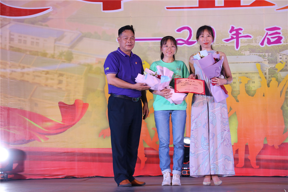 骊歌未央,待续华章,青春逐梦,扬帆起航——钦州市第二中学举行2021年“相约二十年”高三学生毕业典礼