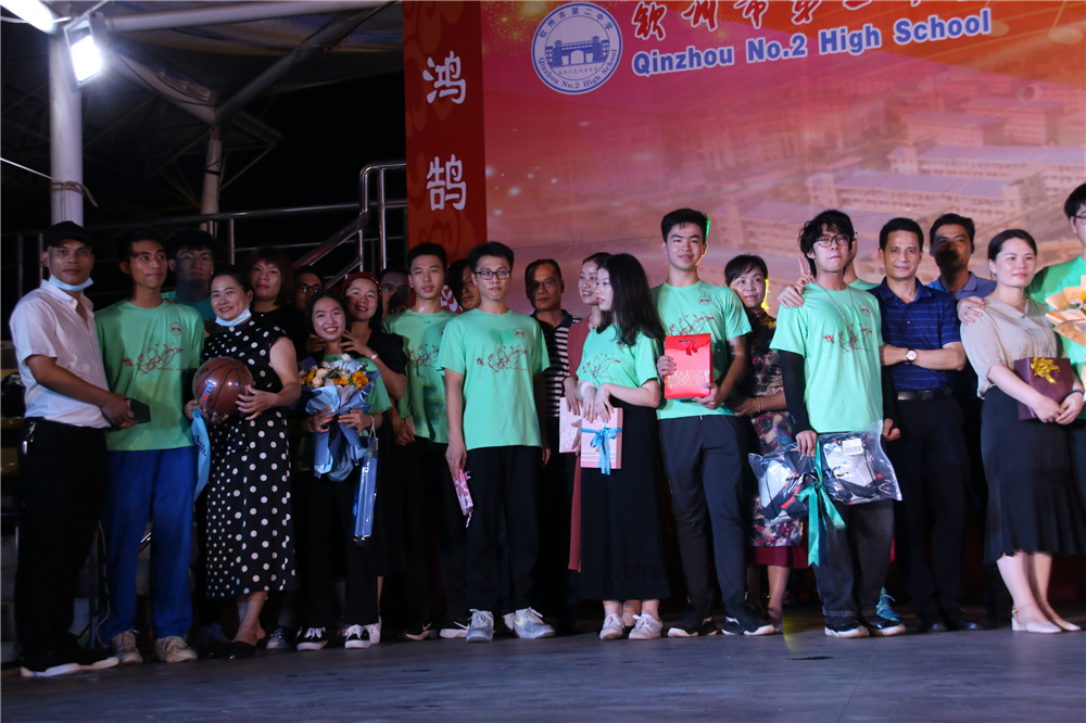 骊歌未央,待续华章,青春逐梦,扬帆起航——钦州市第二中学举行2021年“相约二十年”高三学生毕业典礼