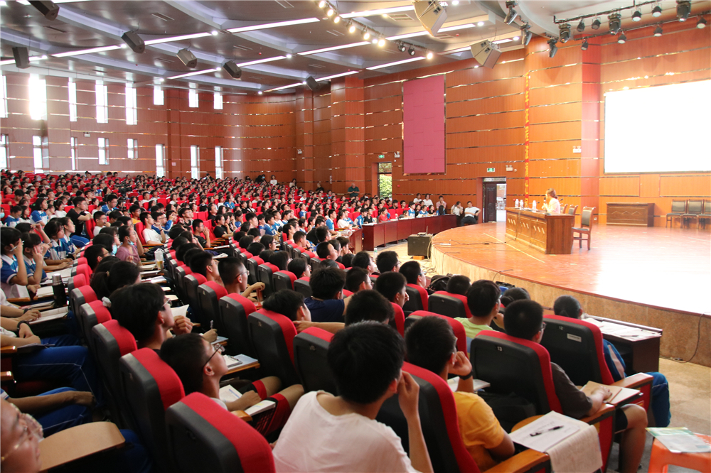 表彰先进,向榜样看齐,暑期提升,在弯道超车------我校召开高一年级期末总结表彰大会