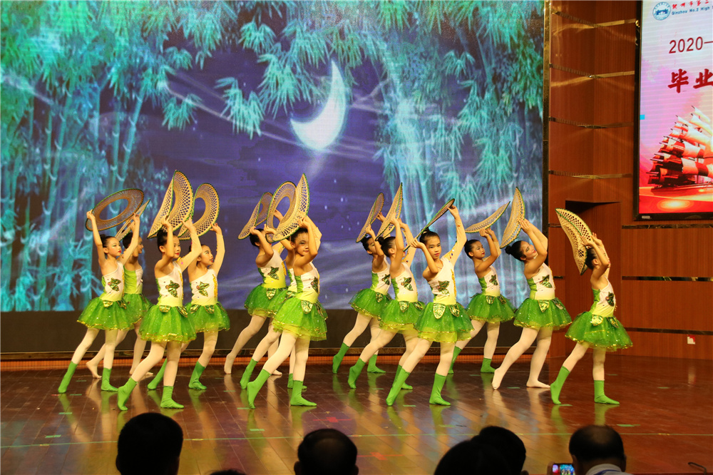 赓续百年初心 担当育人使命------钦州市第二中学教育集团举行庆祝第37个教师节表彰晚会