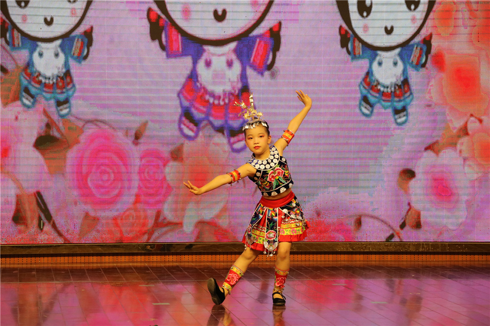 赓续百年初心 担当育人使命------钦州市第二中学教育集团举行庆祝第37个教师节表彰晚会