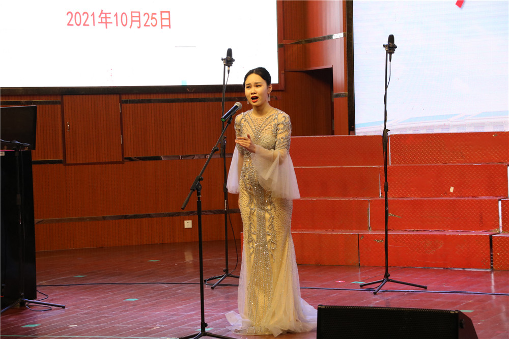  ӢšУ԰еڶѧרݳɹ