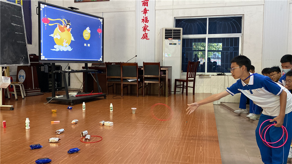 月耀中华,情满二中------钦州市第二中学举行留校师生座谈会