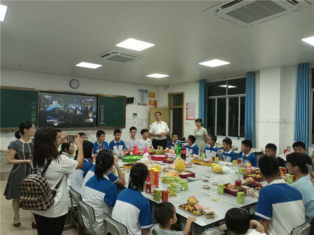 月耀中华,情满二中------钦州市第二中学举行留校师生座谈会