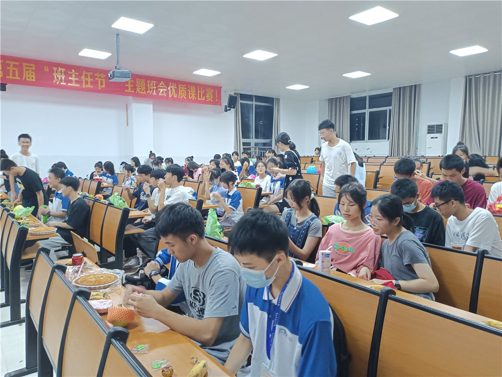 月耀中华,情满二中------钦州市第二中学举行留校师生座谈会