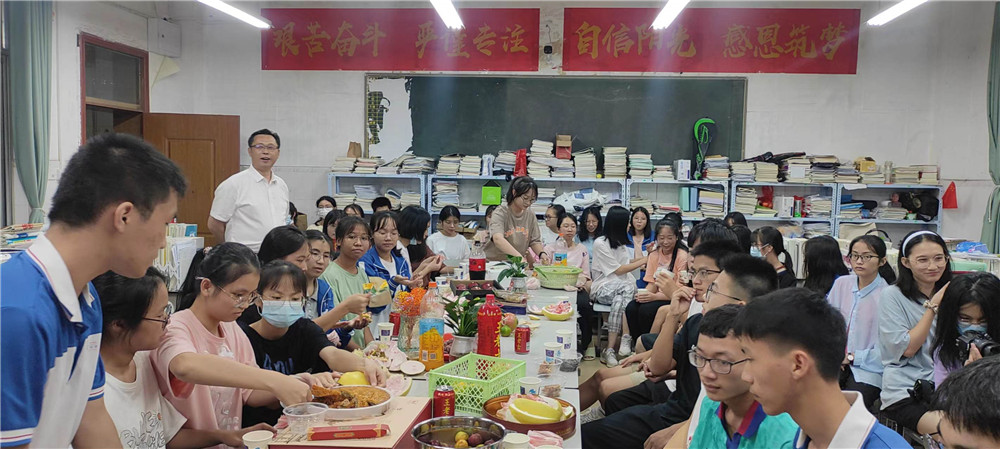 月耀中华,情满二中------钦州市第二中学举行留校师生座谈会