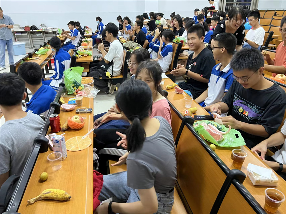 月耀中华,情满二中------钦州市第二中学举行留校师生座谈会