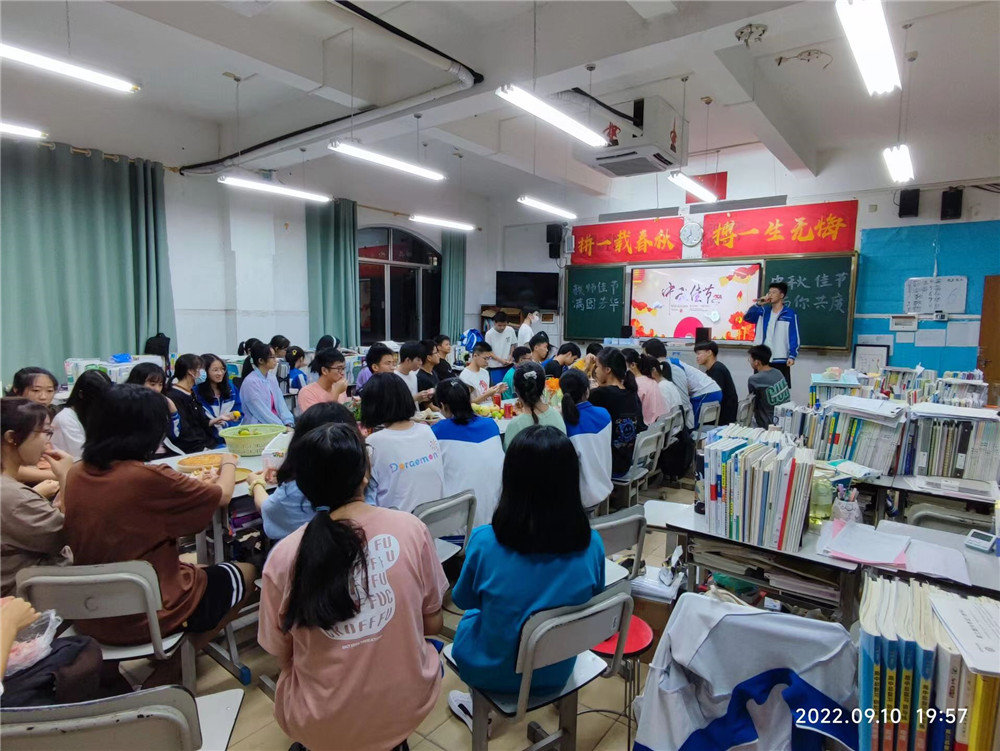 月耀中华,情满二中------钦州市第二中学举行留校师生座谈会