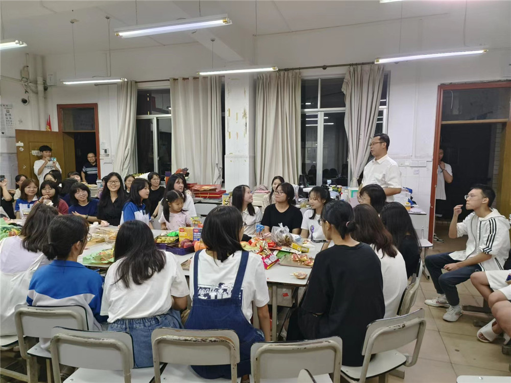 月耀中华,情满二中------钦州市第二中学举行留校师生座谈会