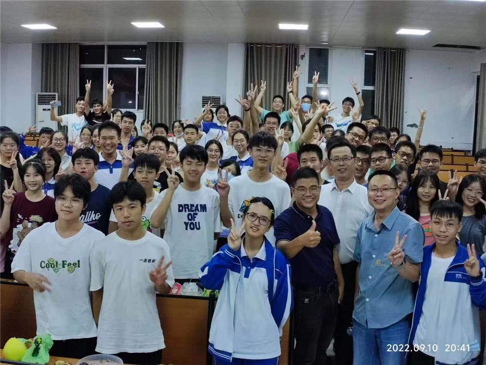 月耀中华,情满二中------钦州市第二中学举行留校师生座谈会