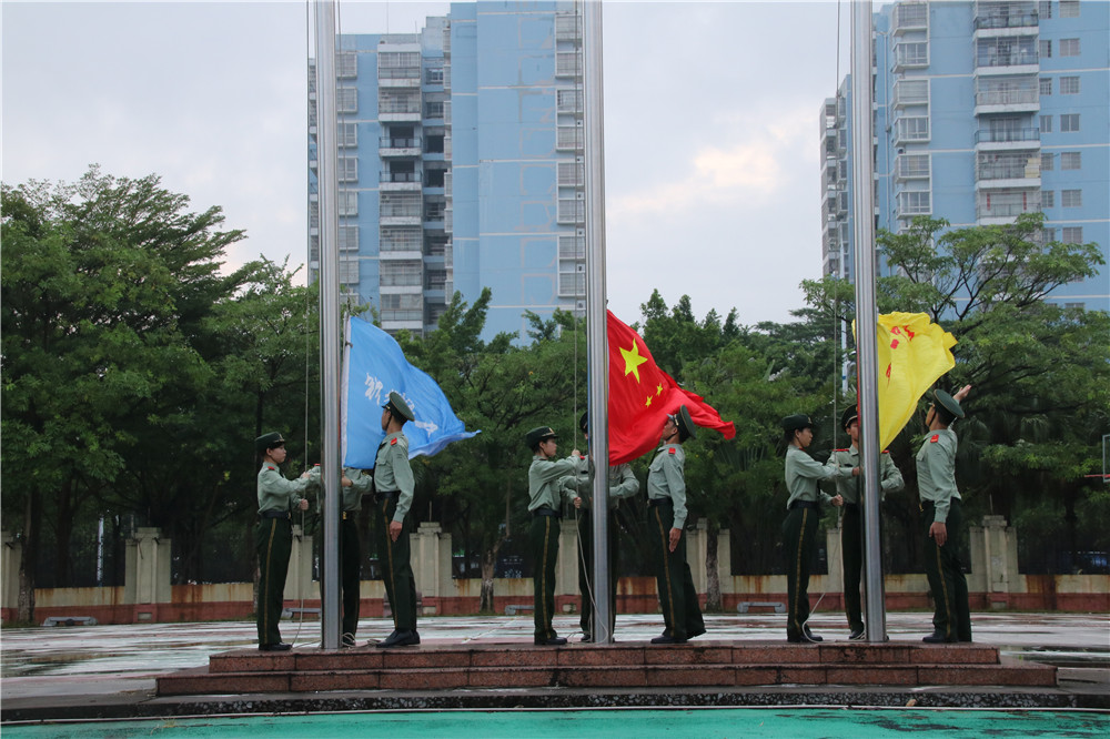 英姿飒爽铸军魂 秣马厉兵致青春 ——钦州市第二中学2023级高一、初中二学部新生军训动员大会