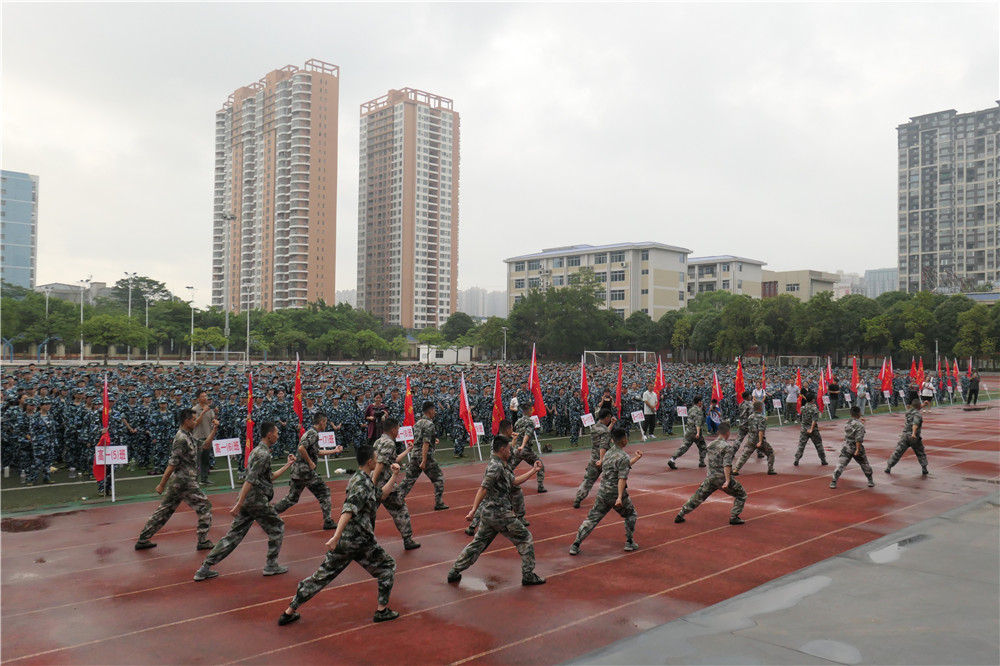 英姿飒爽铸军魂 秣马厉兵致青春 ——钦州市第二中学2023级高一、初中二学部新生军训动员大会