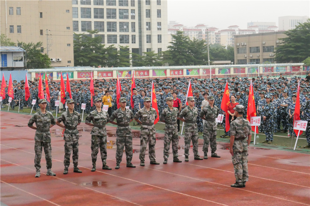 英姿飒爽铸军魂 秣马厉兵致青春 ——钦州市第二中学2023级高一、初中二学部新生军训动员大会