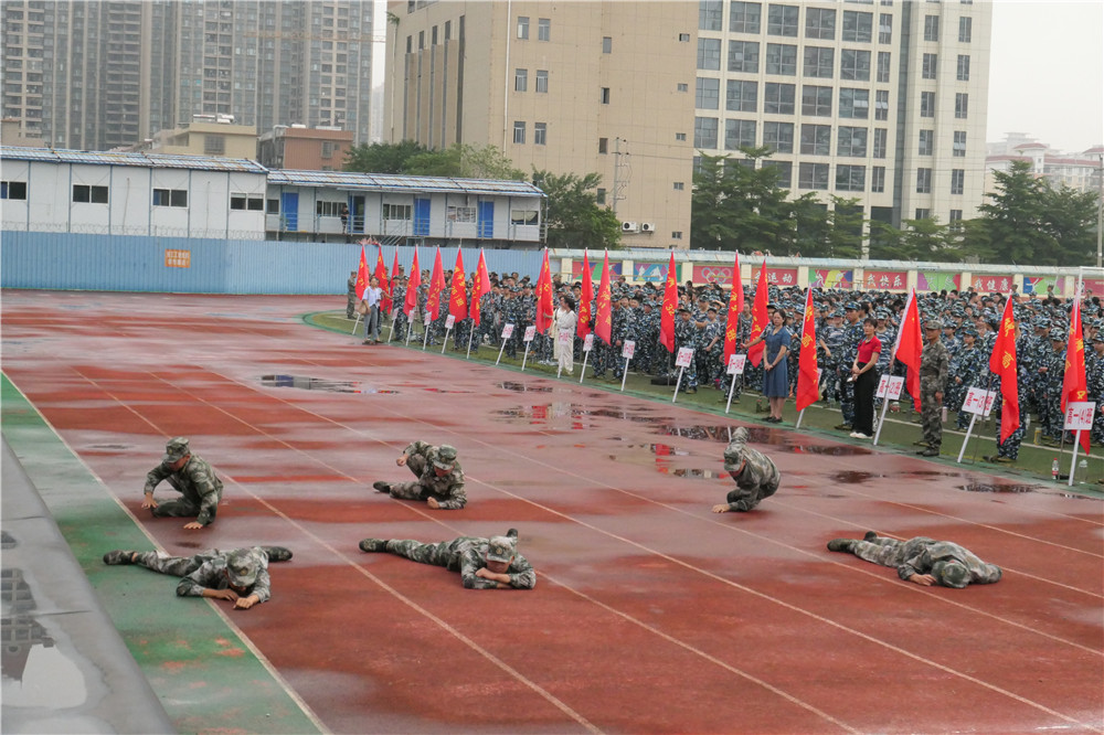 英姿飒爽铸军魂 秣马厉兵致青春 ——钦州市第二中学2023级高一、初中二学部新生军训动员大会