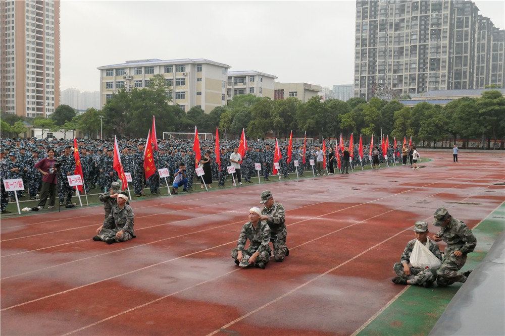 英姿飒爽铸军魂 秣马厉兵致青春 ——钦州市第二中学2023级高一、初中二学部新生军训动员大会