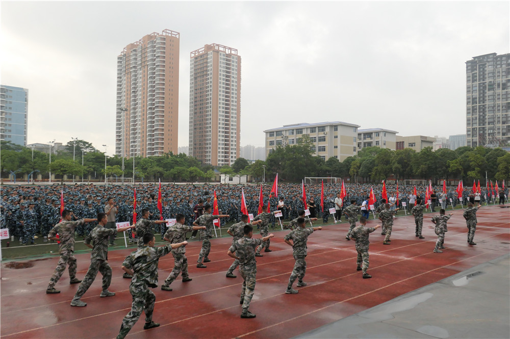 英姿飒爽铸军魂 秣马厉兵致青春 ——钦州市第二中学2023级高一、初中二学部新生军训动员大会