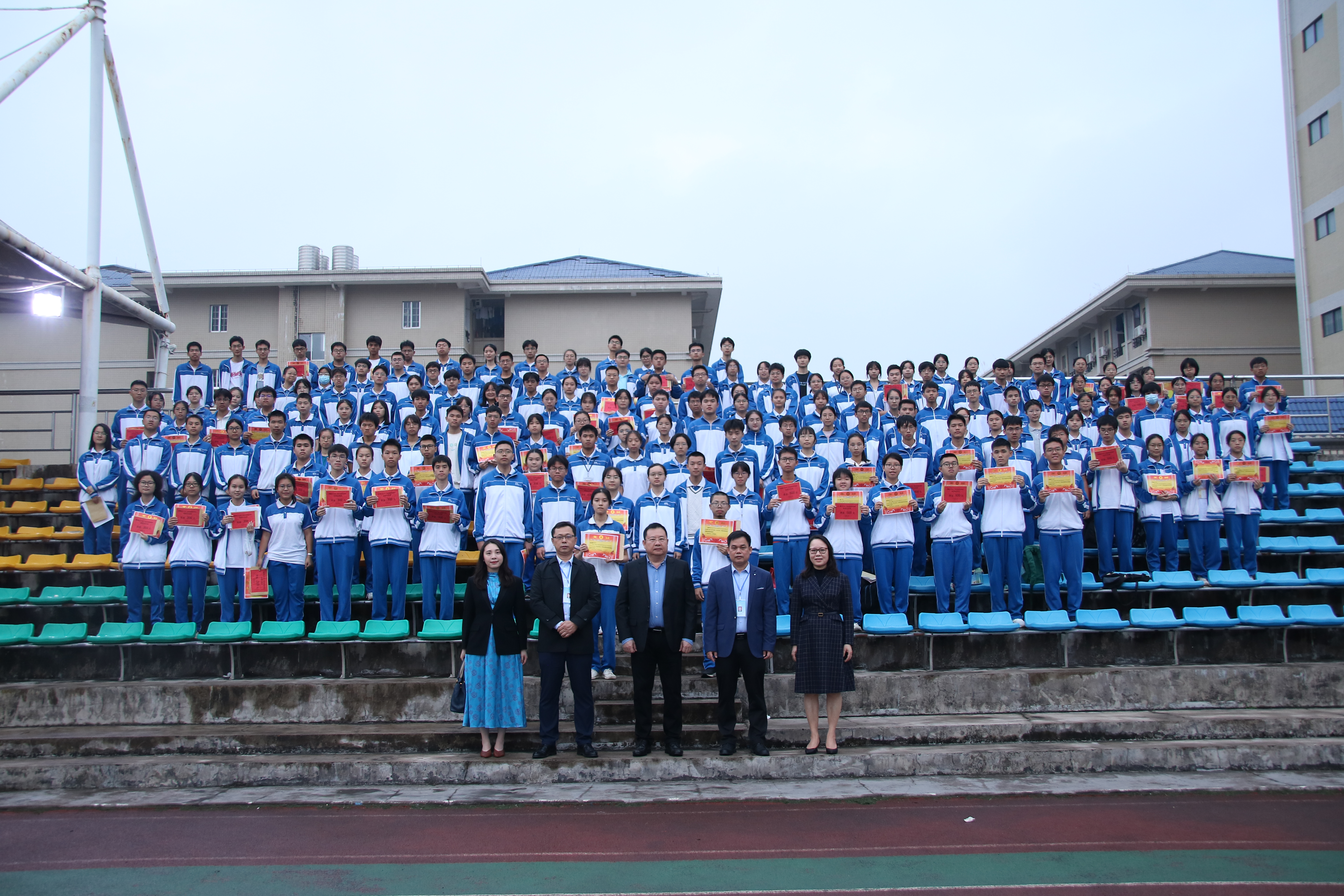 爱心助学激励 学子奋发前行