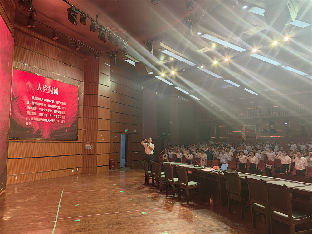 强化师风建设 营造清正教风