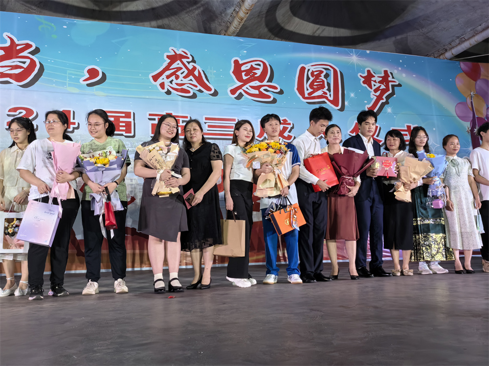 责任担当,感恩圆梦------钦州市第二中学举行2024届高三成人仪式