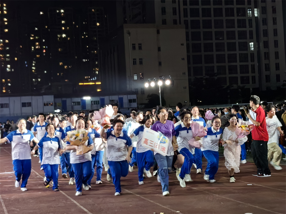 责任担当,感恩圆梦------钦州市第二中学举行2024届高三成人仪式