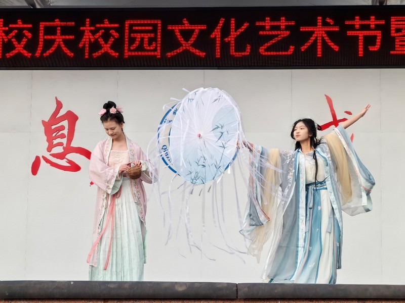 青春活力展风华,拼搏精神铸辉煌------钦州市第二中学50周年校庆校园文化艺术节暨第三十八届田径运动会开幕式