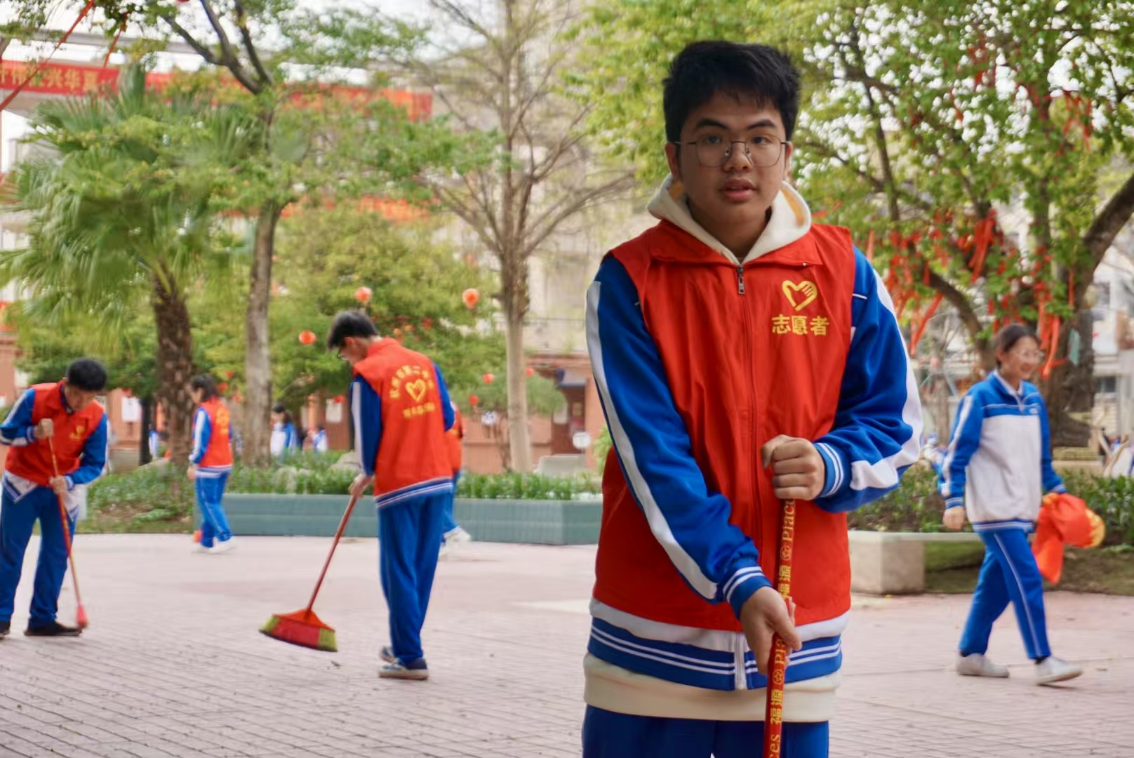 雷锋精神耀二中,志愿服务暖人心——钦州市第二中学2025年“学雷锋月”系列志愿服务活动