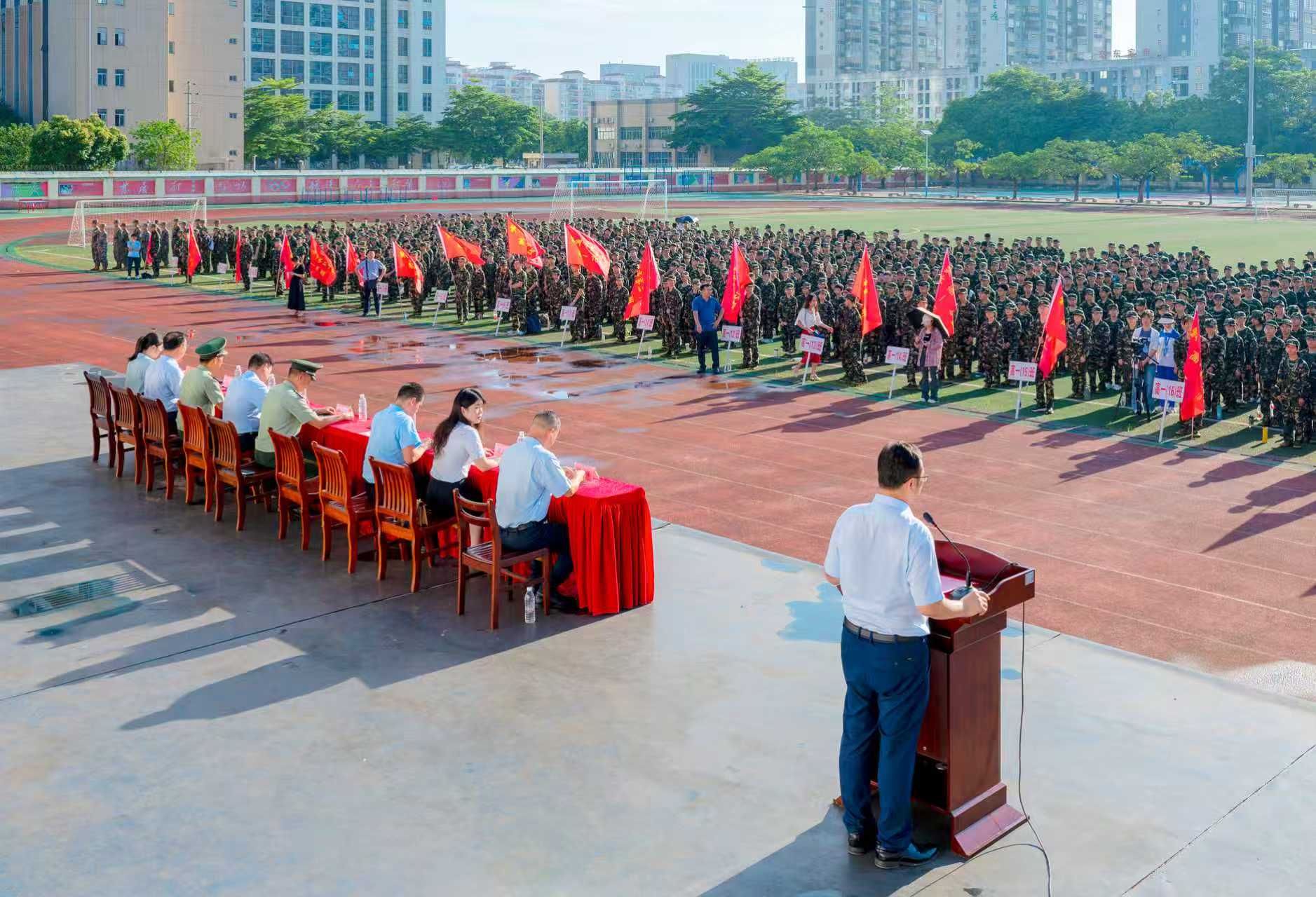 军训磨心铸坚毅,青春砺志谱新章——钦州市第二中学2025级高一新生军训动员大会顺利召开