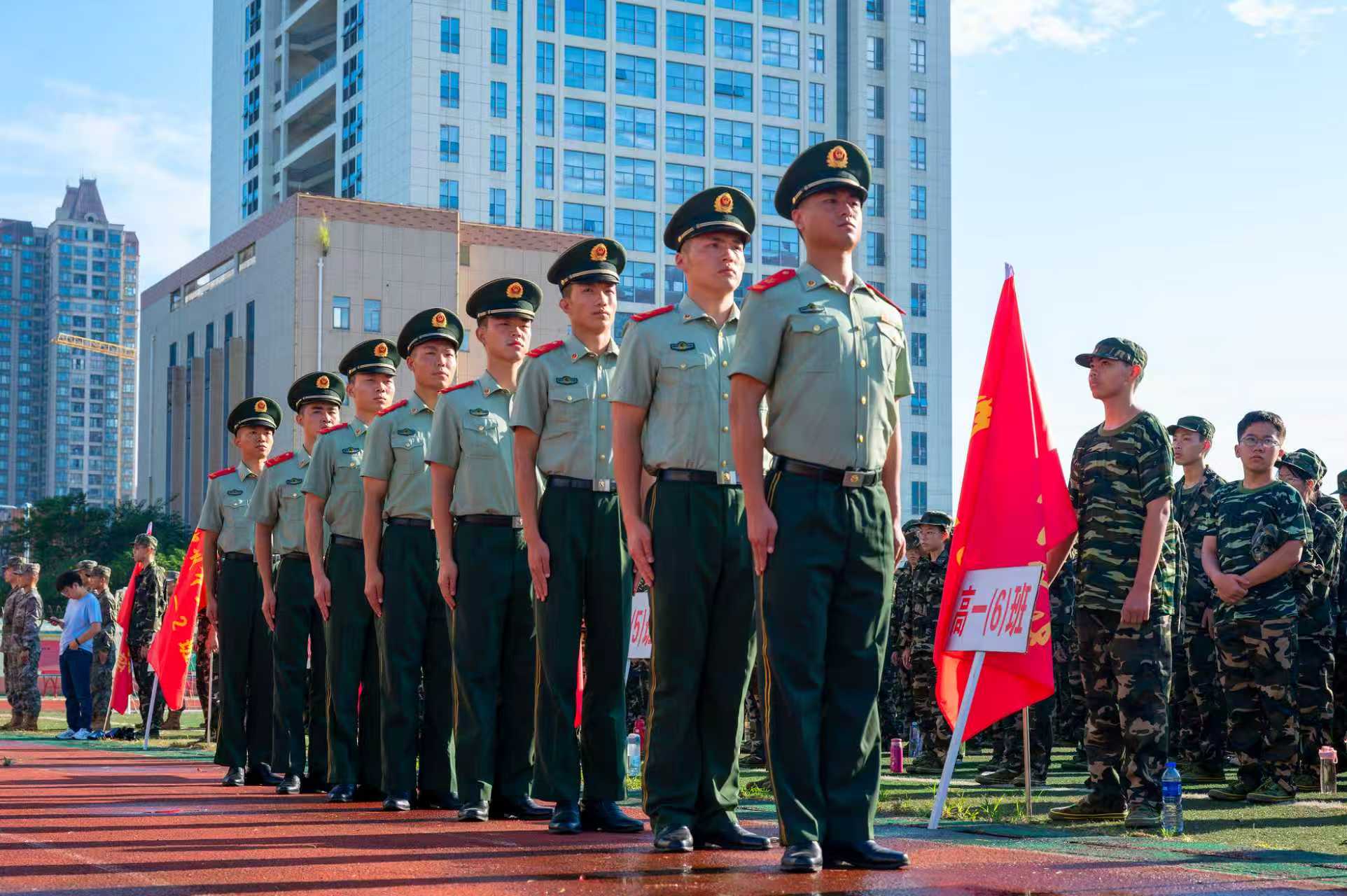 军训磨心铸坚毅,青春砺志谱新章——钦州市第二中学2025级高一新生军训动员大会顺利召开