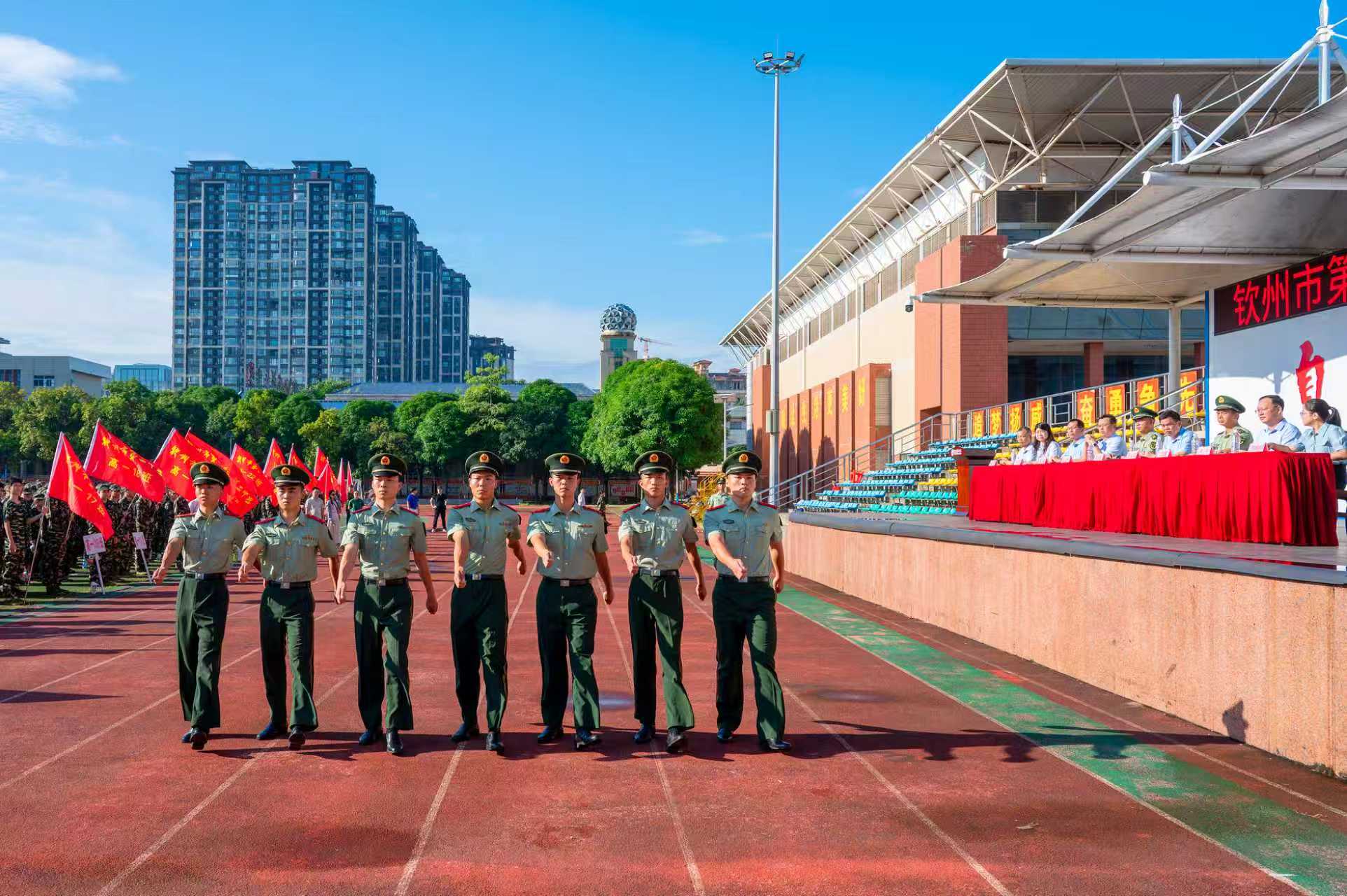 军训磨心铸坚毅,青春砺志谱新章——钦州市第二中学2025级高一新生军训动员大会顺利召开