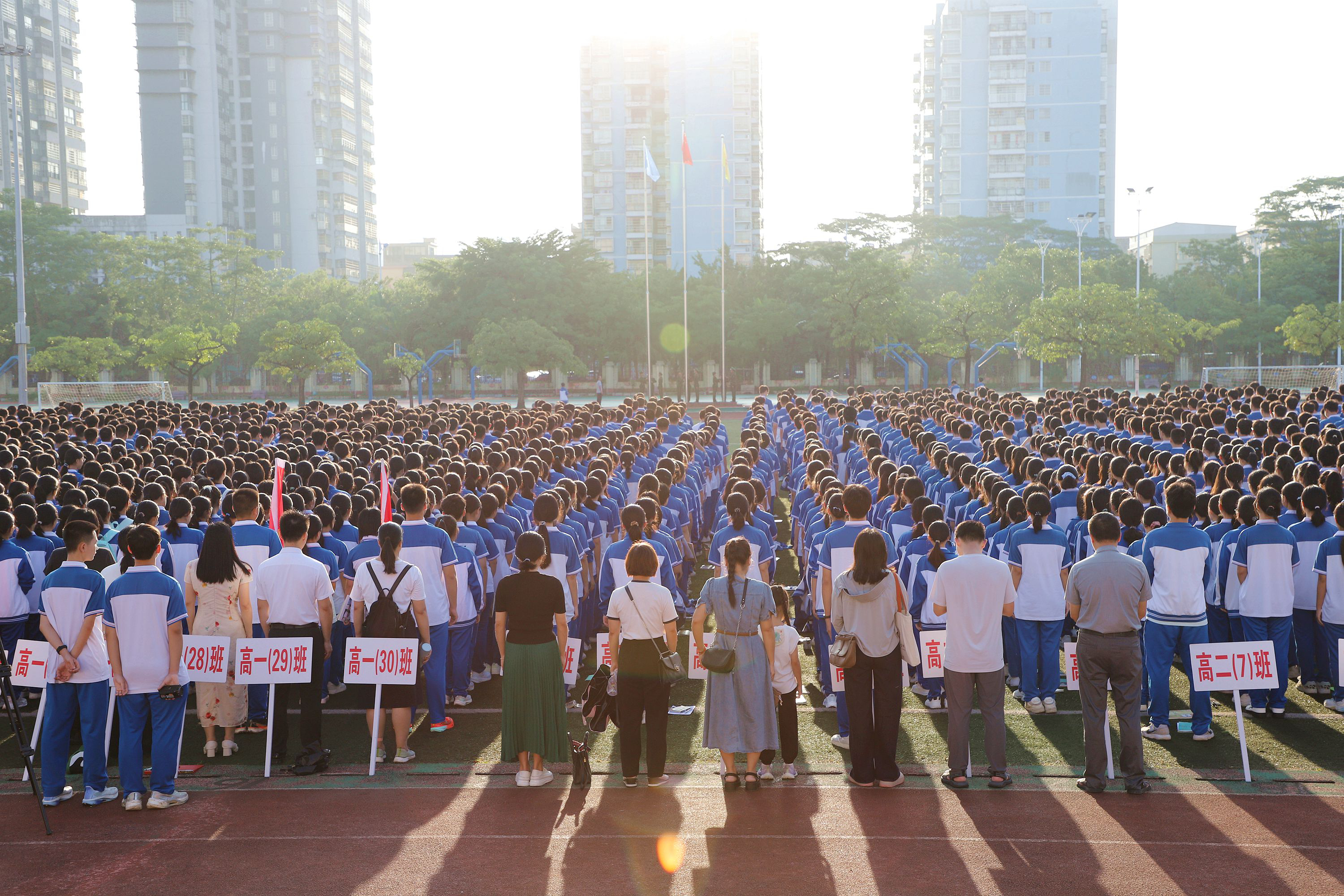 金秋逐梦,笃行致远——钦州二中举行2025年秋季学期开学典礼暨第二十八届龙国辉奖学金颁奖仪式