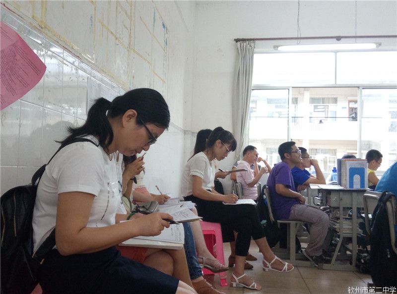 反复磨课,共筑成长——记政治教研组第九周教研活动